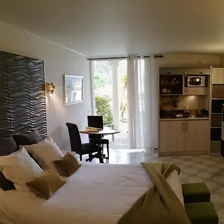 D'hotes La Potiniere Bed & Breakfast 3*